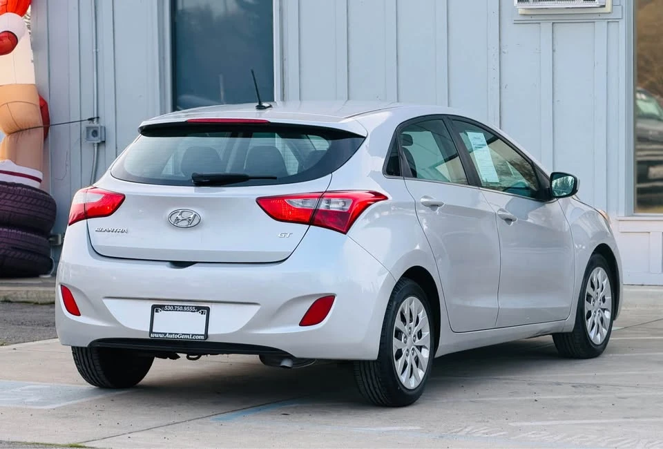 2017 Hyundai Elantra - Image 7 of 18