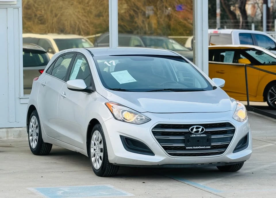 2017 Hyundai Elantra - Image 4 of 18