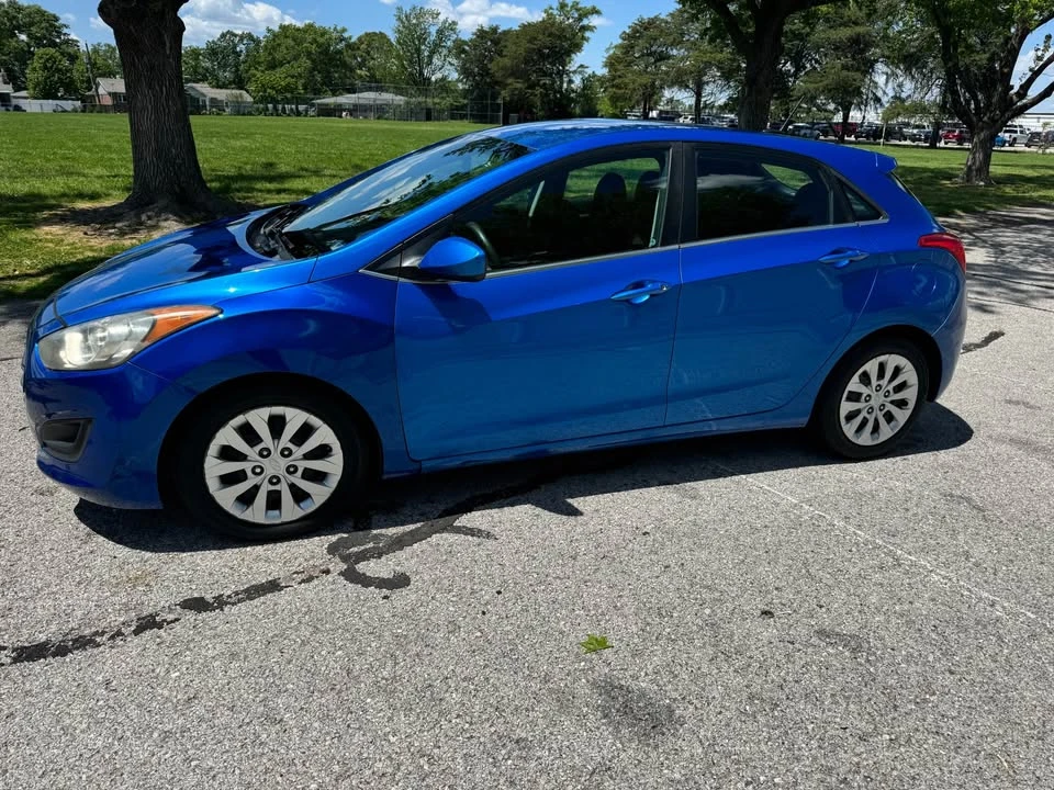 2017 Hyundai Elantra - Image 2 of 17