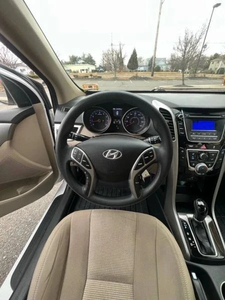 2017 Hyundai Elantra - Image 11 of 12
