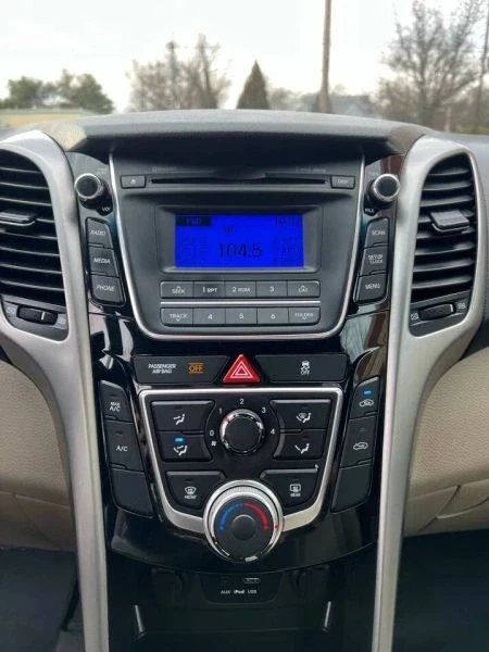 2017 Hyundai Elantra - Image 8 of 12