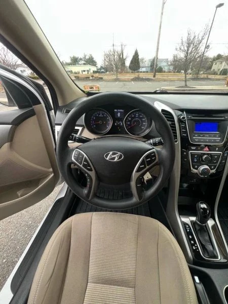 2017 Hyundai Elantra - Image 11 of 12