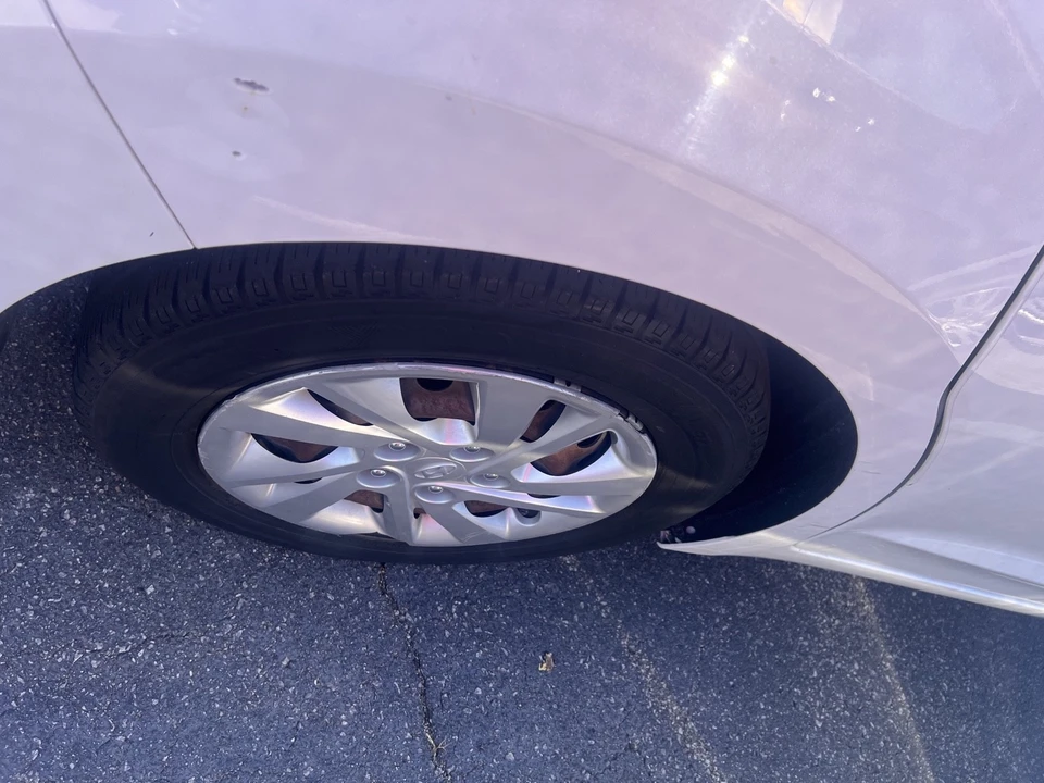 2017 Hyundai Elantra - Image 9 of 16