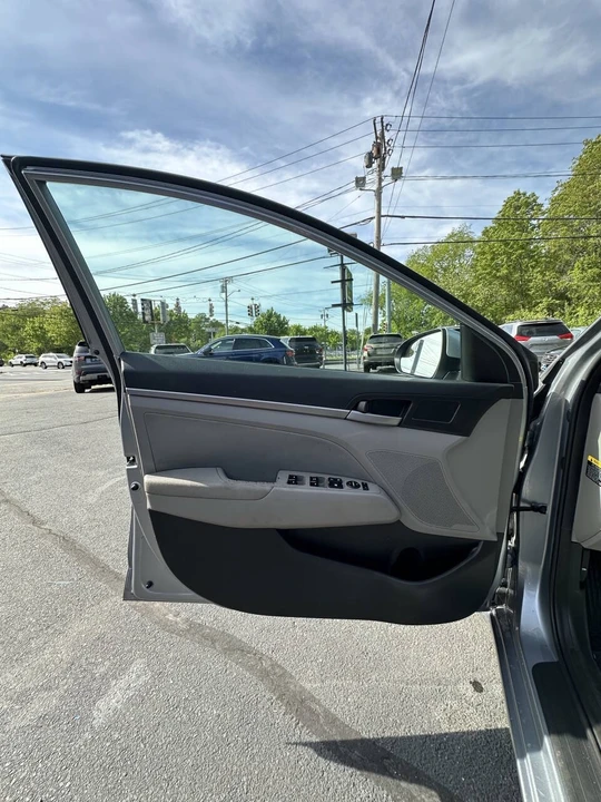 2017 Hyundai Elantra - Image 10 of 21