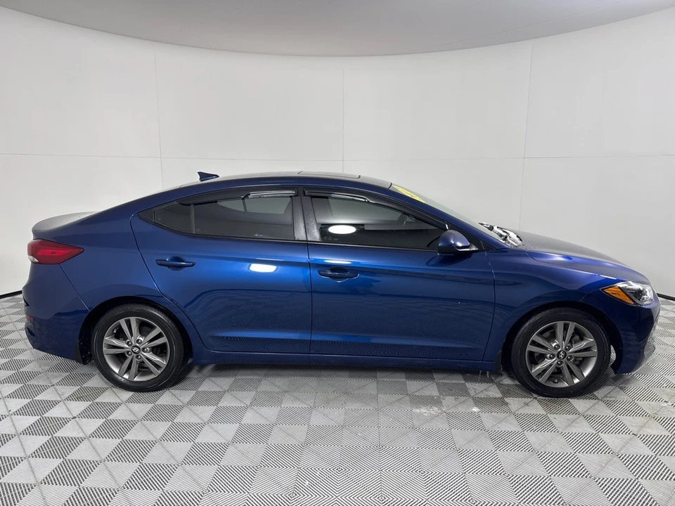 2017 Hyundai Elantra - Image 4 of 12