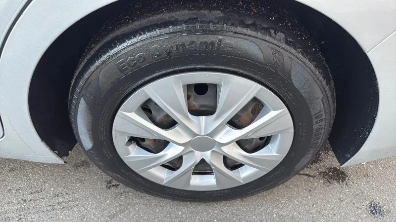 2017 Hyundai Elantra - Image 9 of 12