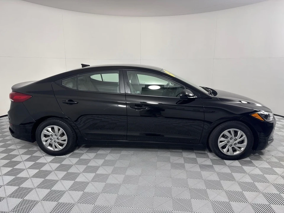 2017 Hyundai Elantra - Image 4 of 12