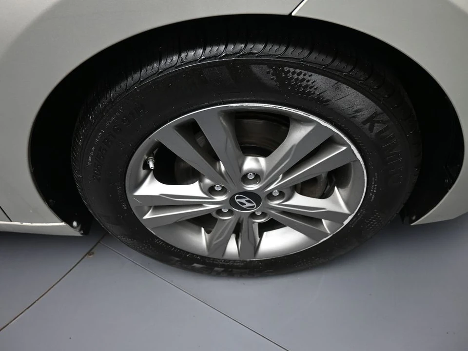2017 Hyundai Elantra - Image 13 of 31