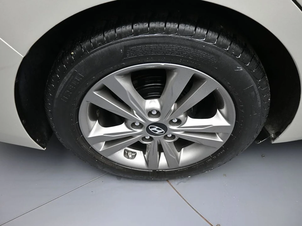 2017 Hyundai Elantra - Image 12 of 31