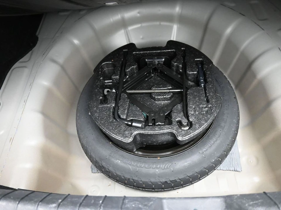2017 Hyundai Elantra - Image 22 of 31