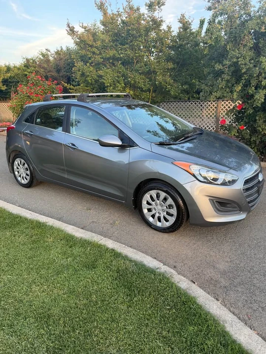 2017 Hyundai Elantra - Image 3 of 10