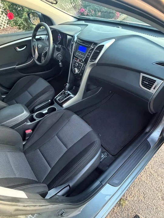 2017 Hyundai Elantra - Image 4 of 10