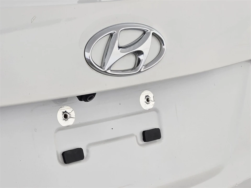 2017 Hyundai Santa Fe - Image 8 of 12