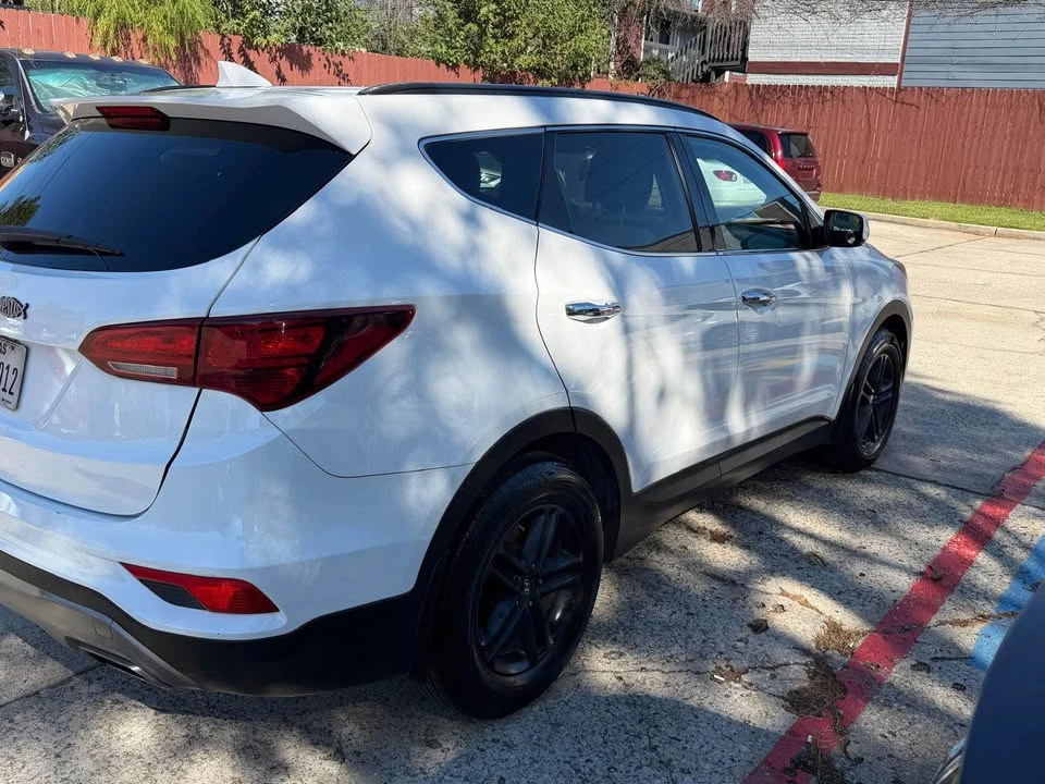 2017 Hyundai Santa Fe - Image 5 of 10