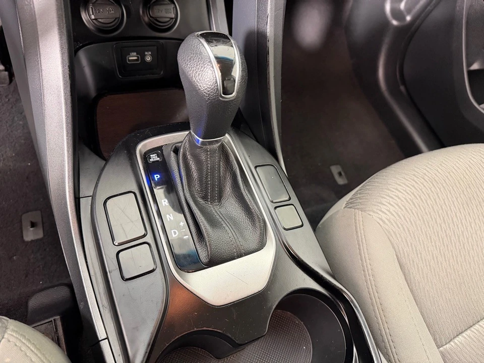 2017 Hyundai Santa Fe - Image 16 of 21