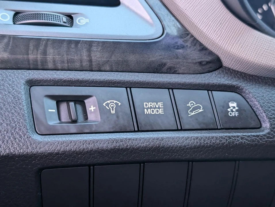 2017 Hyundai Santa Fe - Image 12 of 21