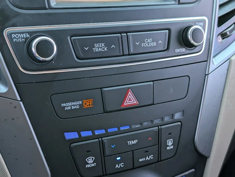 2017 Hyundai Santa Fe - Image 19 of 21
