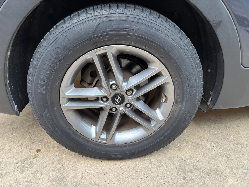 2017 Hyundai Santa Fe - Image 15 of 19
