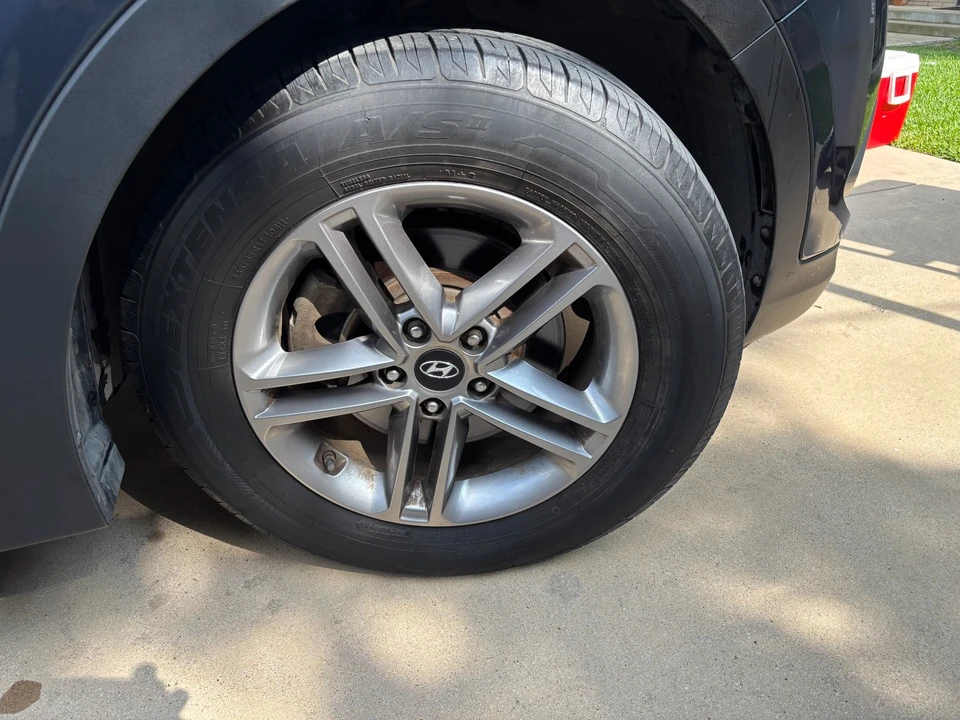 2017 Hyundai Santa Fe - Image 18 of 19