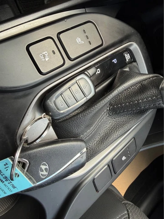 2017 Hyundai Santa Fe - Image 17 of 20