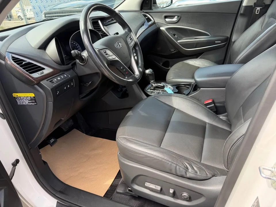 2017 Hyundai Santa Fe - Image 10 of 20