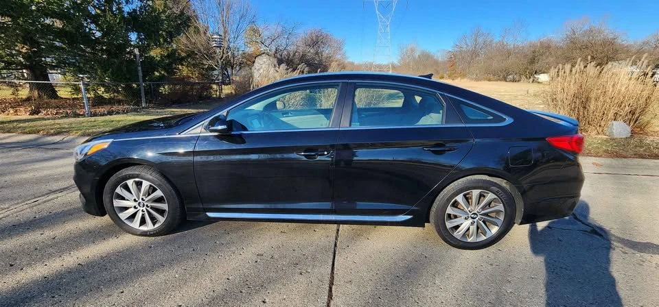 2017 Hyundai Sonata - Image 2 of 10
