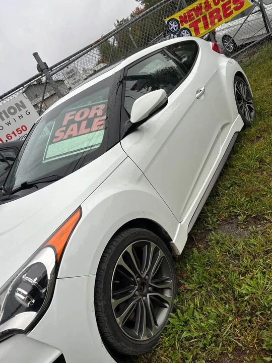 2017 Hyundai Veloster - Image 2 of 9
