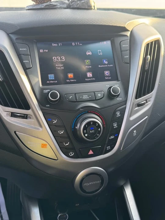 2017 Hyundai Veloster - Image 6 of 11
