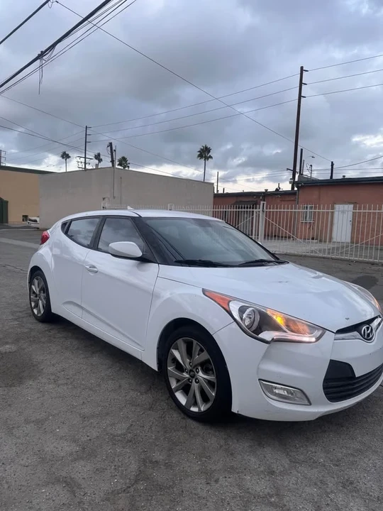 2017 Hyundai Veloster - Image 2 of 10