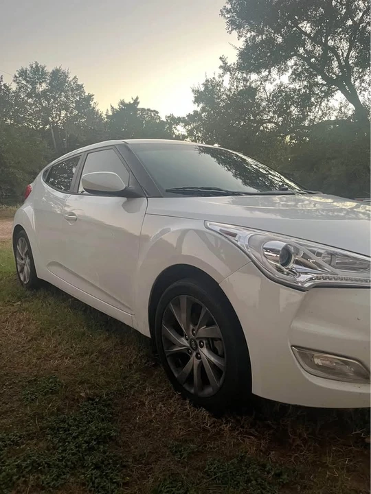 2017 Hyundai Veloster - Image 2 of 9