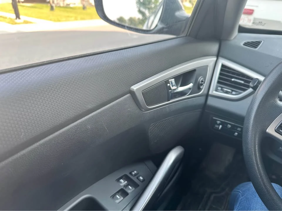 2017 Hyundai Veloster - Image 4 of 10