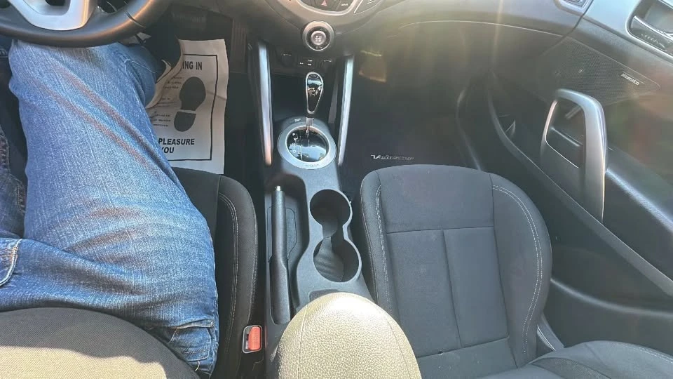 2017 Hyundai Veloster - Image 11 of 18