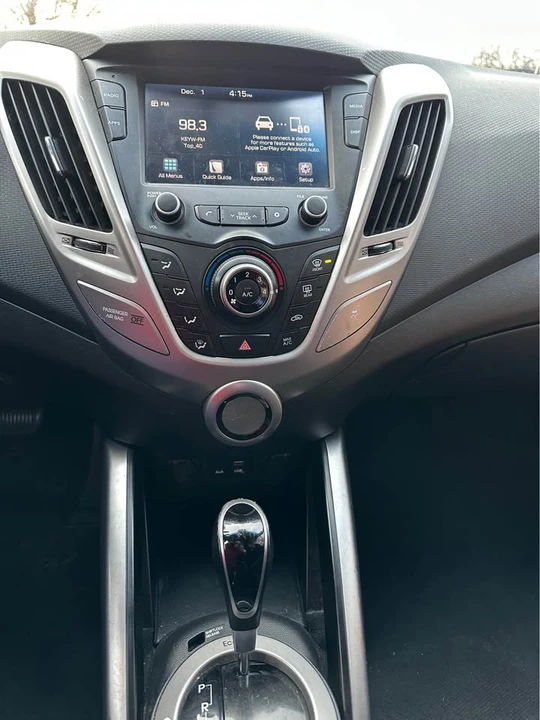 2017 Hyundai Veloster - Image 6 of 8