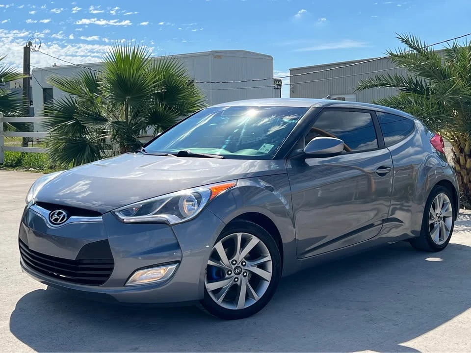 2017 Hyundai Veloster - Image 2 of 17
