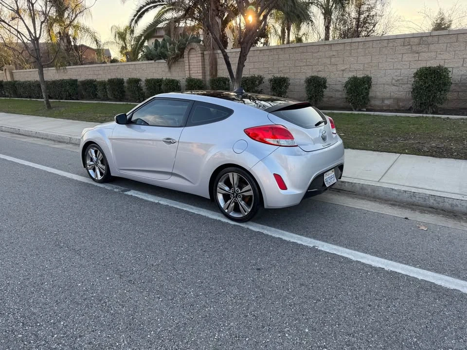 2017 Hyundai Veloster - Image 4 of 10