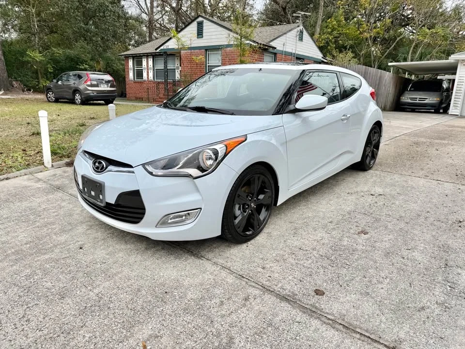2017 Hyundai Veloster - Image 2 of 17