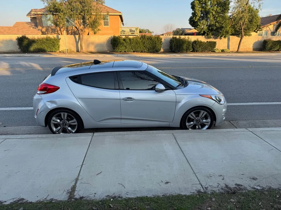 2017 Hyundai Veloster - Image 7 of 10