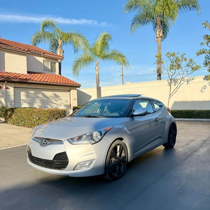 2017 Hyundai Veloster - Image 2 of 18