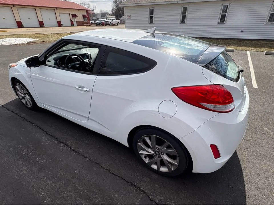 2017 Hyundai Veloster - Image 2 of 18