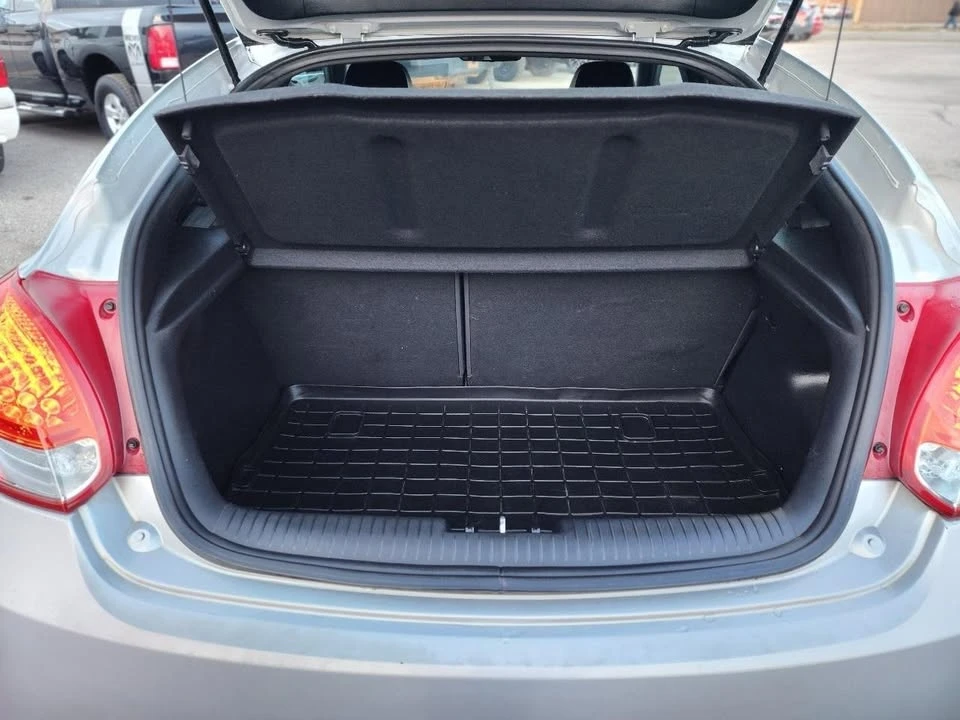 2017 Hyundai Veloster - Image 18 of 20