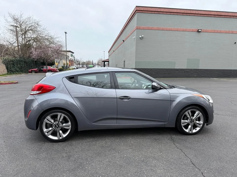 2017 Hyundai Veloster - Image 7 of 17