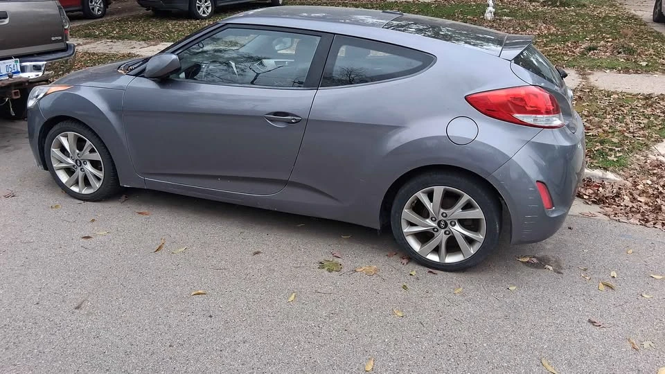 2017 Hyundai Veloster - Image 2 of 4
