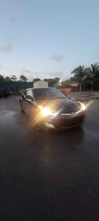 2017 Hyundai Veloster - Image 2 of 5
