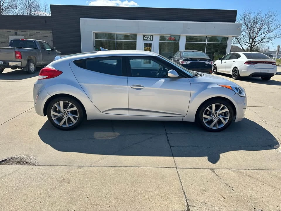 2017 Hyundai Veloster - Image 2 of 20