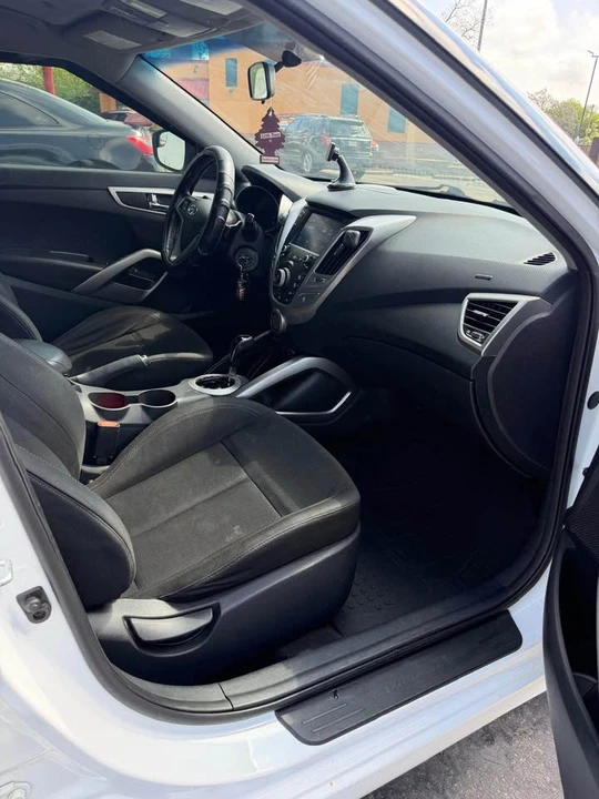 2017 Hyundai Veloster - Image 9 of 10