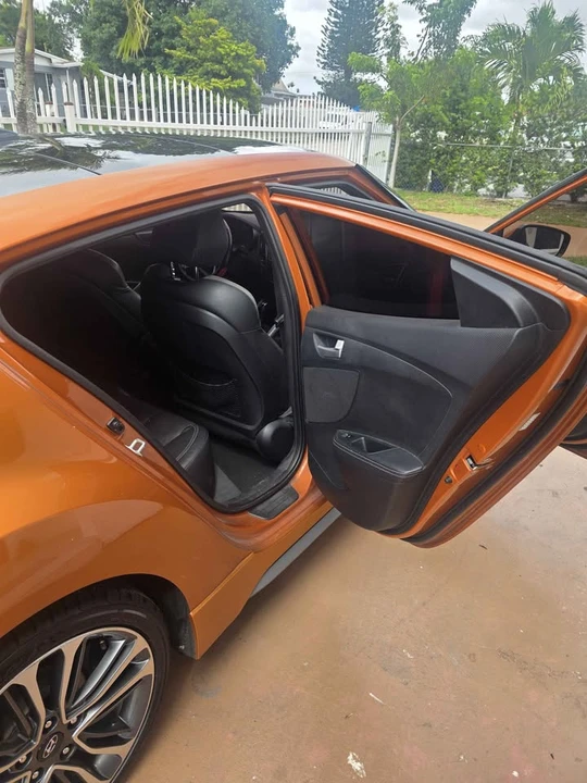 2017 Hyundai Veloster - Image 10 of 11