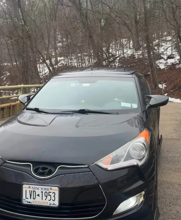 2017 Hyundai Veloster - Image 2 of 4