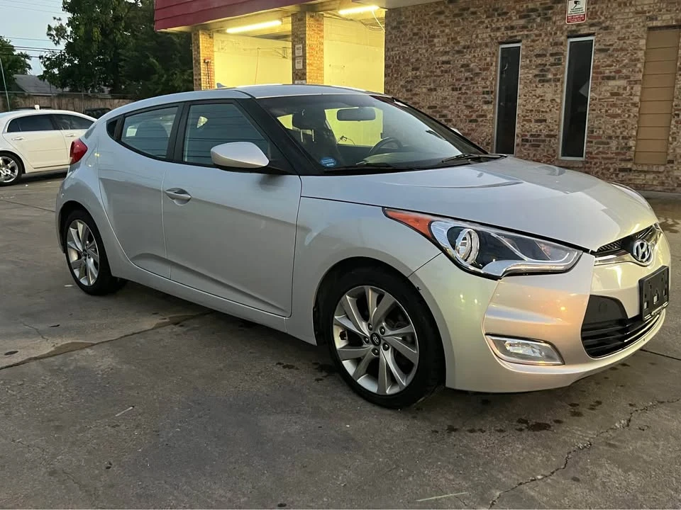 2017 Hyundai Veloster - Image 2 of 8