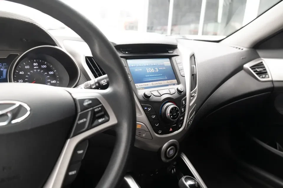2017 Hyundai Veloster - Image 10 of 18