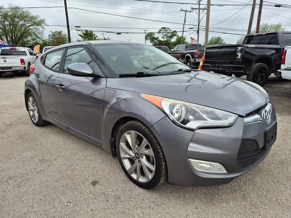 2017 Hyundai Veloster - Image 2 of 10